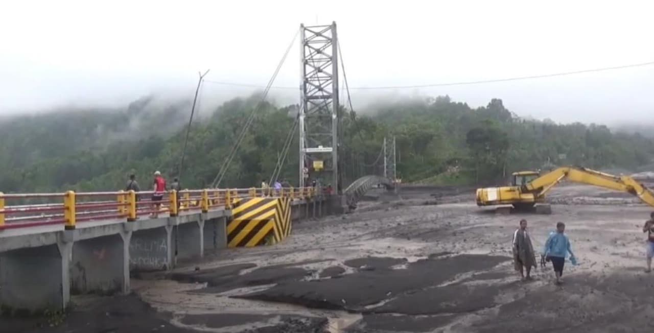 Pembangunan Jembatan Gantung Kali Regoyo Ditargetkan Selesai 2 Bulan