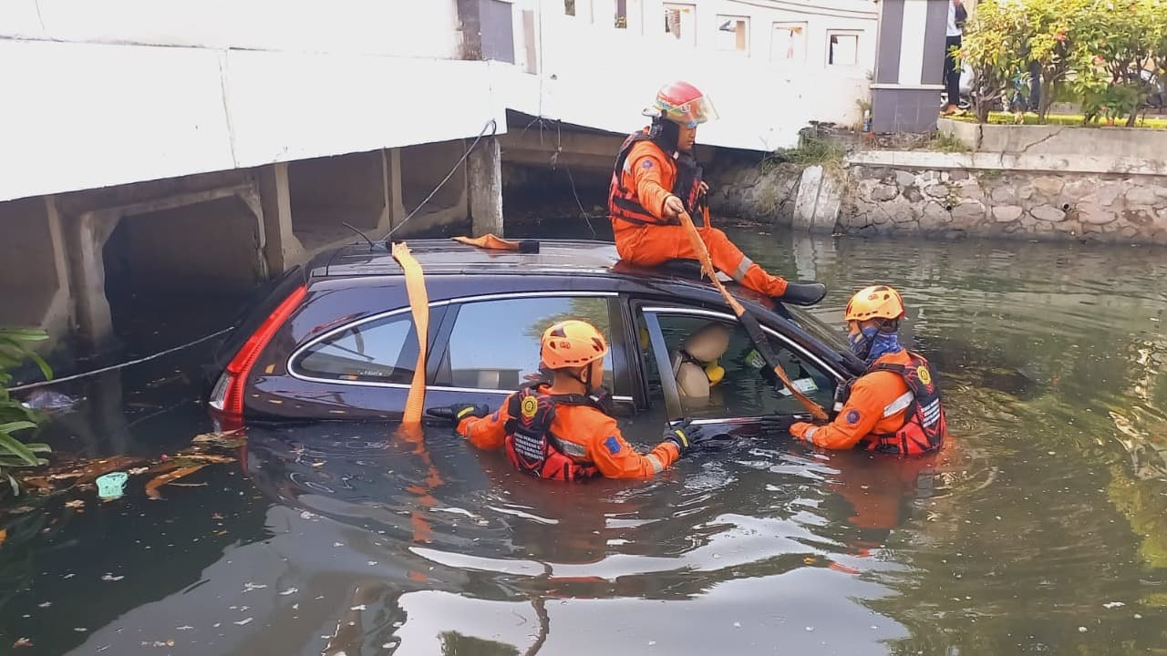 Diduga Pengemudi Mengantuk, Mobil CRV Tabrak Rambu Lalu Masuk Sungai