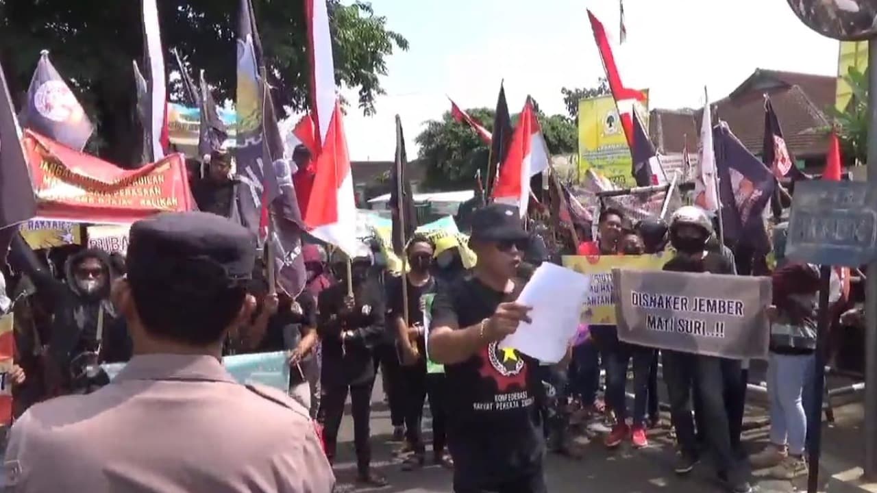 Kantor DPRD Jember Kosong Saat Demo, Buruh Ngamuk