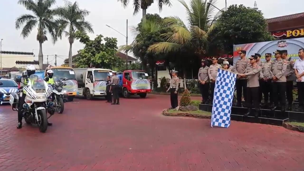 Peduli Dampak Kemarau, Polisi Salurkan Air Bersih kepada Warga di Malang