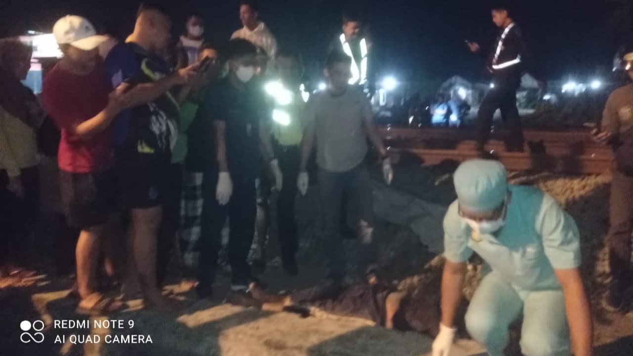 Merokok dan Joged di Rel, Pria Tewas Tertabrak KA di Lamongan