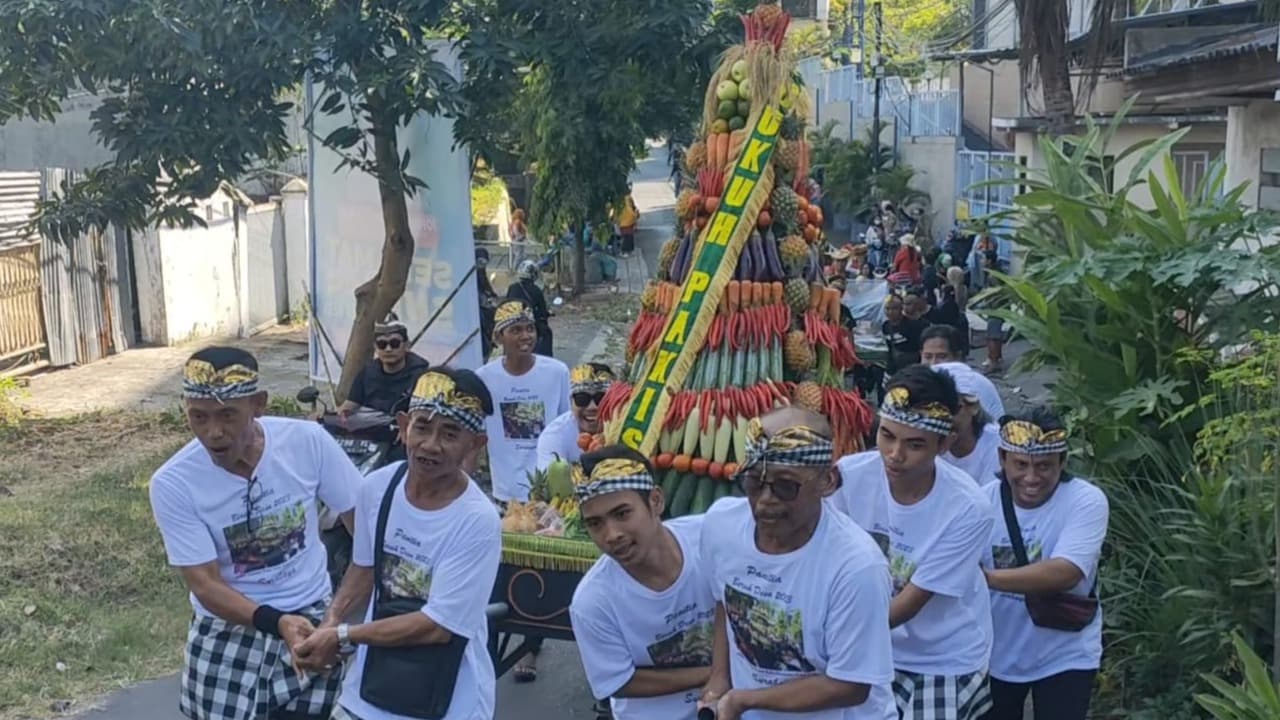 Ditengah Perkotaan, Warga Dukuh Pakis Surabaya Gelar Kirab Budaya