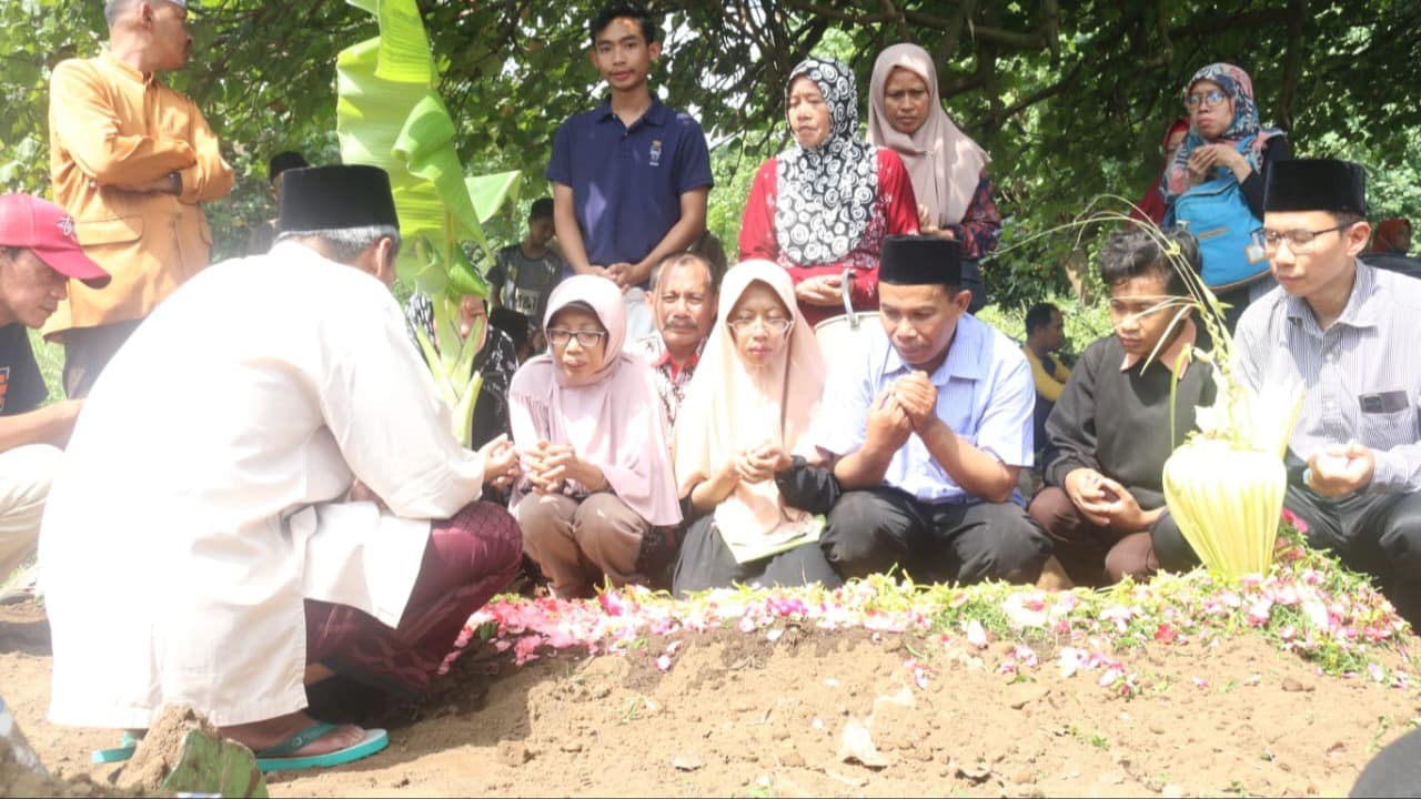 Isak Tangis Warnai Pemakaman Mahasiswa UI yang Dibunuh Kakak Tingkat