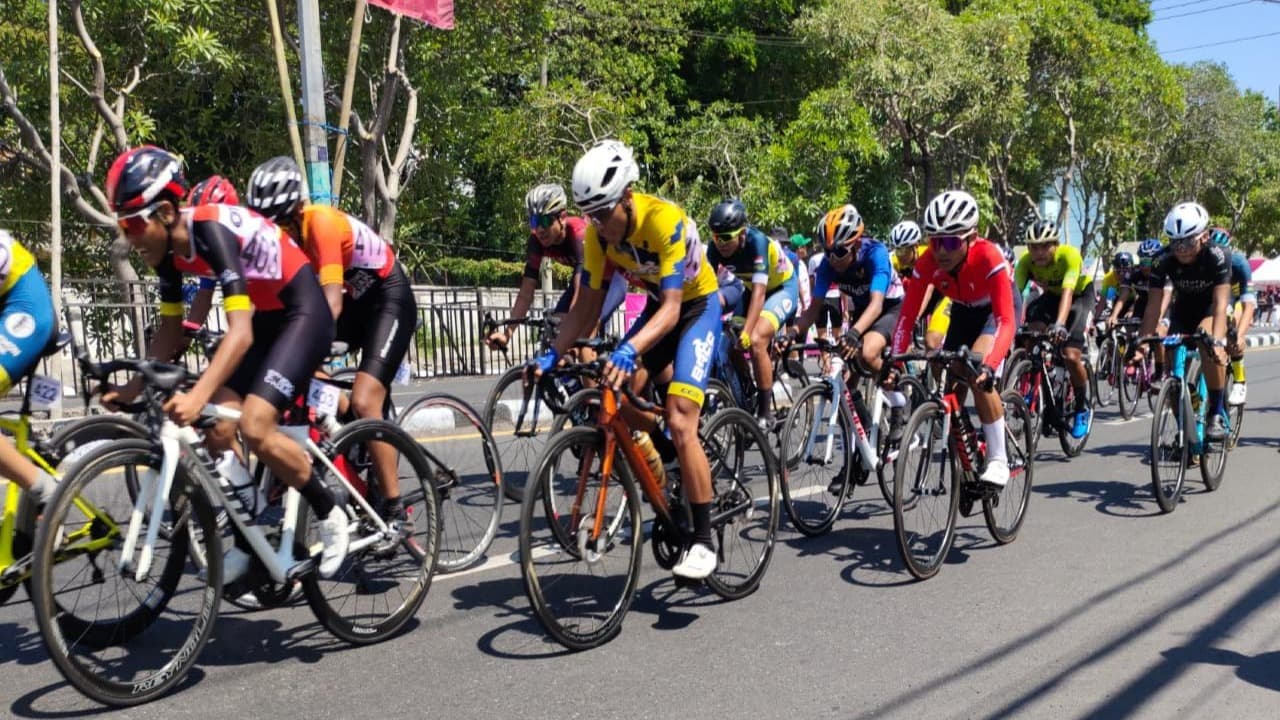 549 Pembalap Ramaikan Road to Tour of Kemala Seri 3 Gresik Criterium 2023