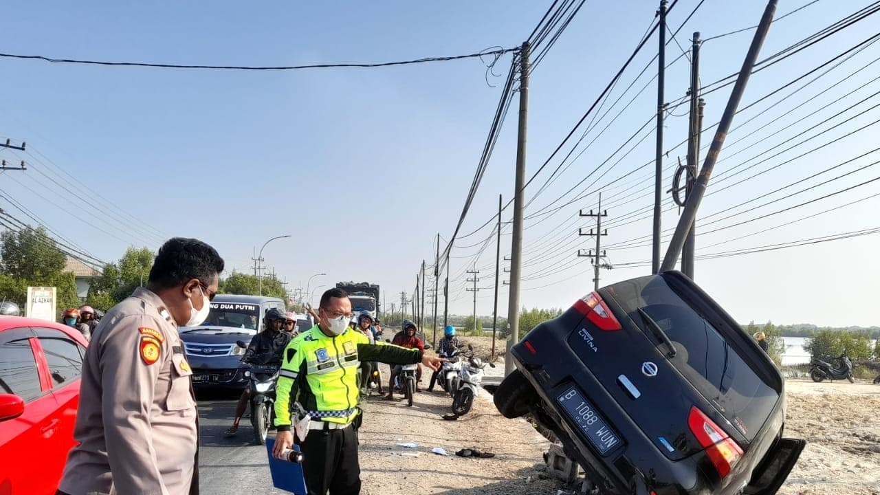 Mobil Nissan Grand Livina Tabrak 3 Pemotor di Kawasan JIIPE Gresik