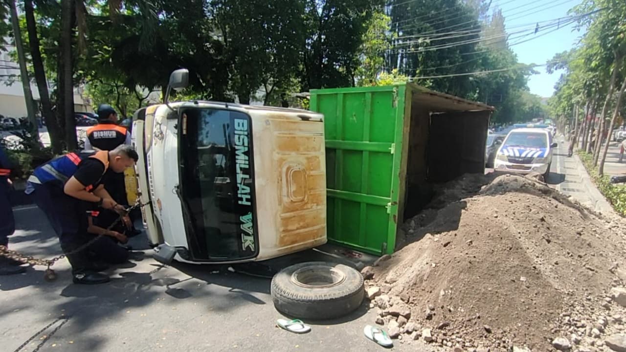 As Roda Patah, Truk Muat Batu Pasir Terguling