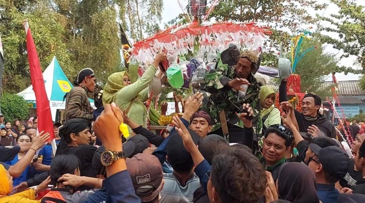 Ratusan Warga Berebut Ancak Selamatan Desa Ranuklindungan