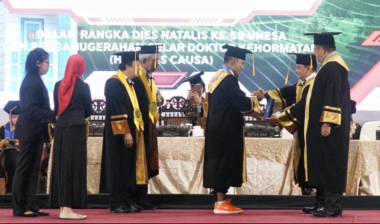 Sekjen Kemenkumham Raih Gelar Doktor Honoris Causa dari Unesa