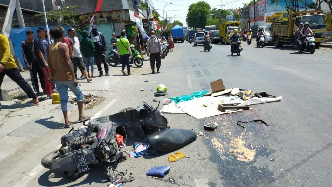 Tersenggol Motor, Pemotor Wanita Tewas Terlindas Truk di Gresik