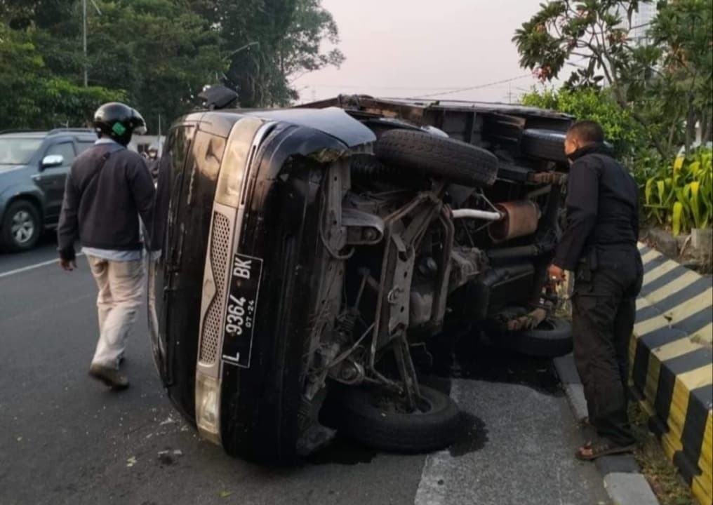 Mobil Tabrak Pembatas Jalan hingga Terbalik, Bapak dan Anak Terluka