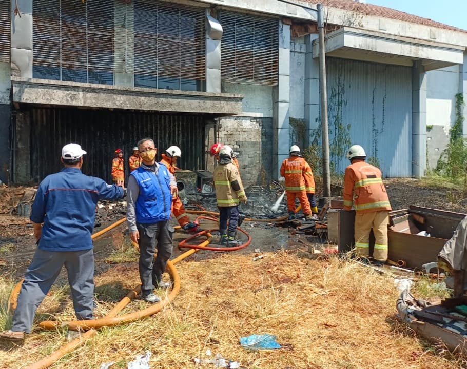 Tumpukan Kursi di Gedung Research Center Kampus ITS Terbakar