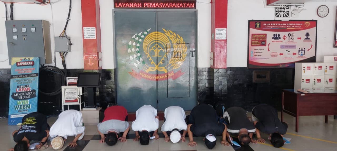 Terima Bebas dan Cuti Bersyarat, 8 Warga Binaan Lapas Kelas IIA Sidoarjo Sujud Syukur