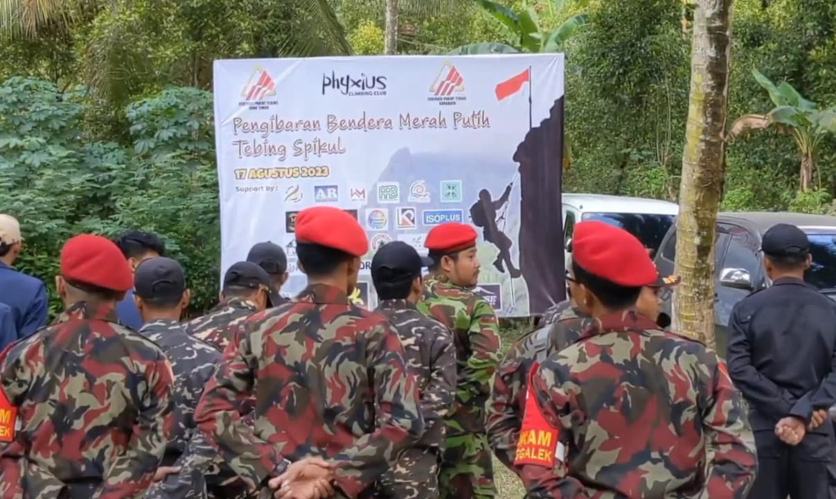 12 Pemanjat Tebing Kibarkan Bendera Merah Putih Raksasa di Tebing Sepikul Trenggalek