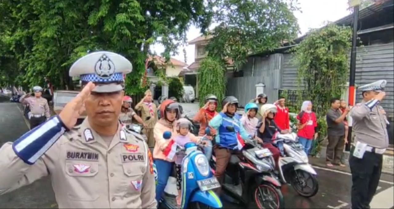 Detik-detik Proklamasi, Pengendara di Simpang Lima Banyuwangi Beri Hormat Bendera Merah Putih