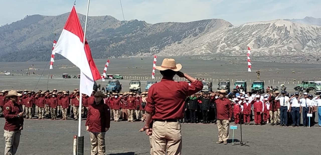 Warga Tengger Khidmat Ikuti Upacara HUT ke-78 RI di Kaldera Bromo