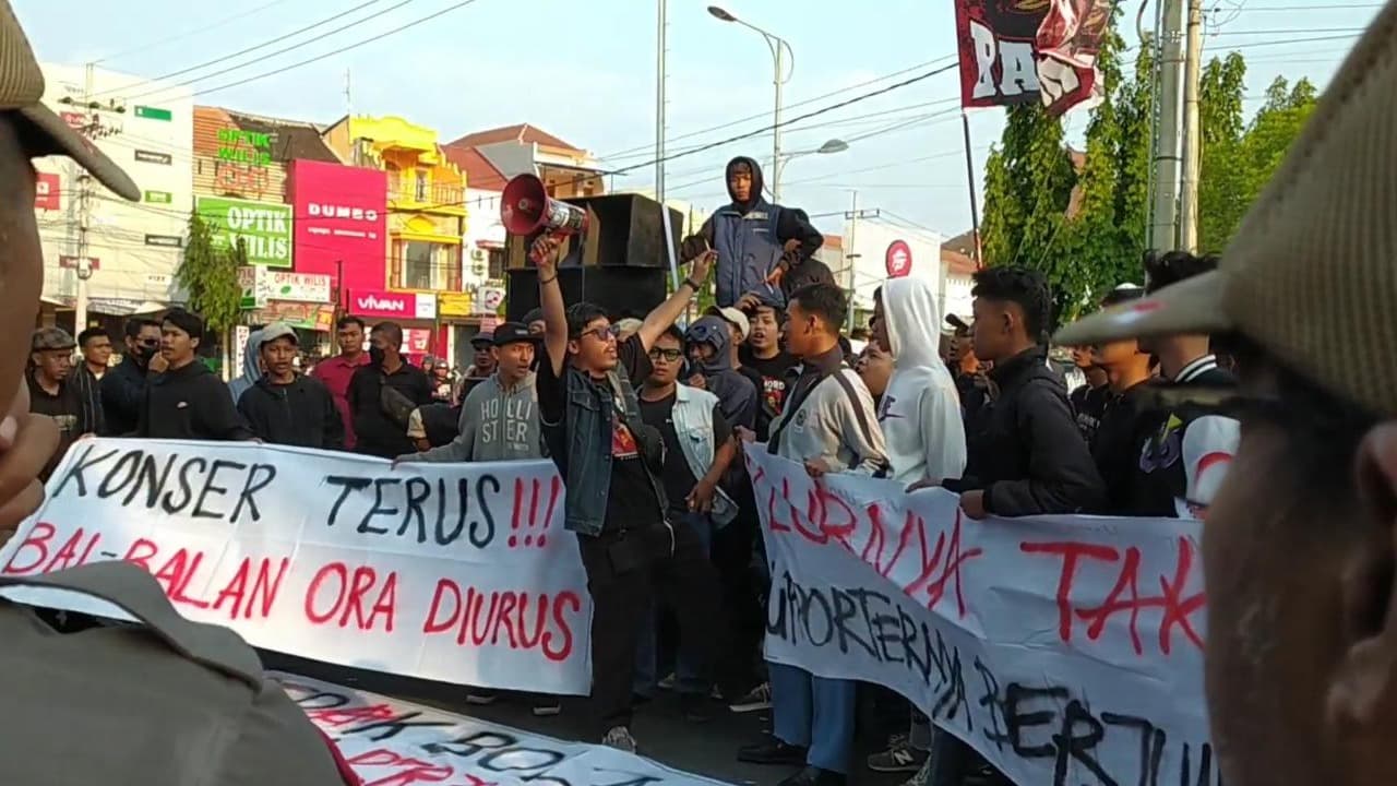 Tuntut Kejelasan Nasib Persepon di Liga 3, Warok Mania Geruduk Kantor Bupati