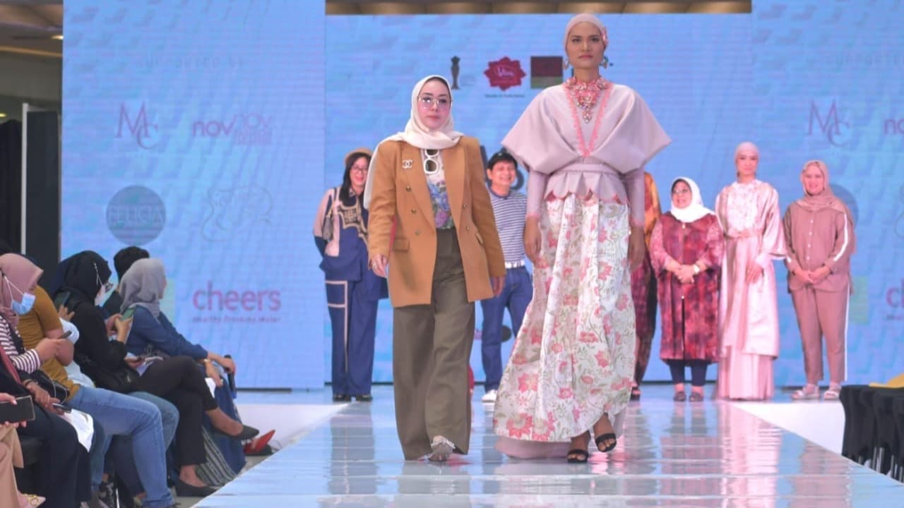 Tonjolkan Sisi Feminin, Desainer Gita Orlin Keluarkan Busana Motif Bunga Peony