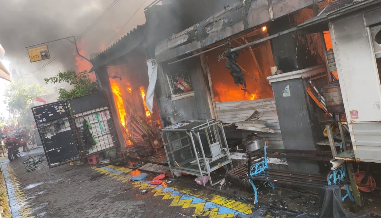 2 Rumah di Margorukun Surabaya Ludes Terbakar