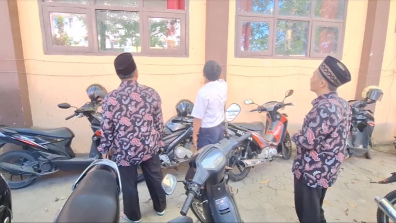 Sekelompok Pelajar Menggeber Motor Dan Melempari Batu Sekolah MAN Hingga Kaca Jendela Pecah