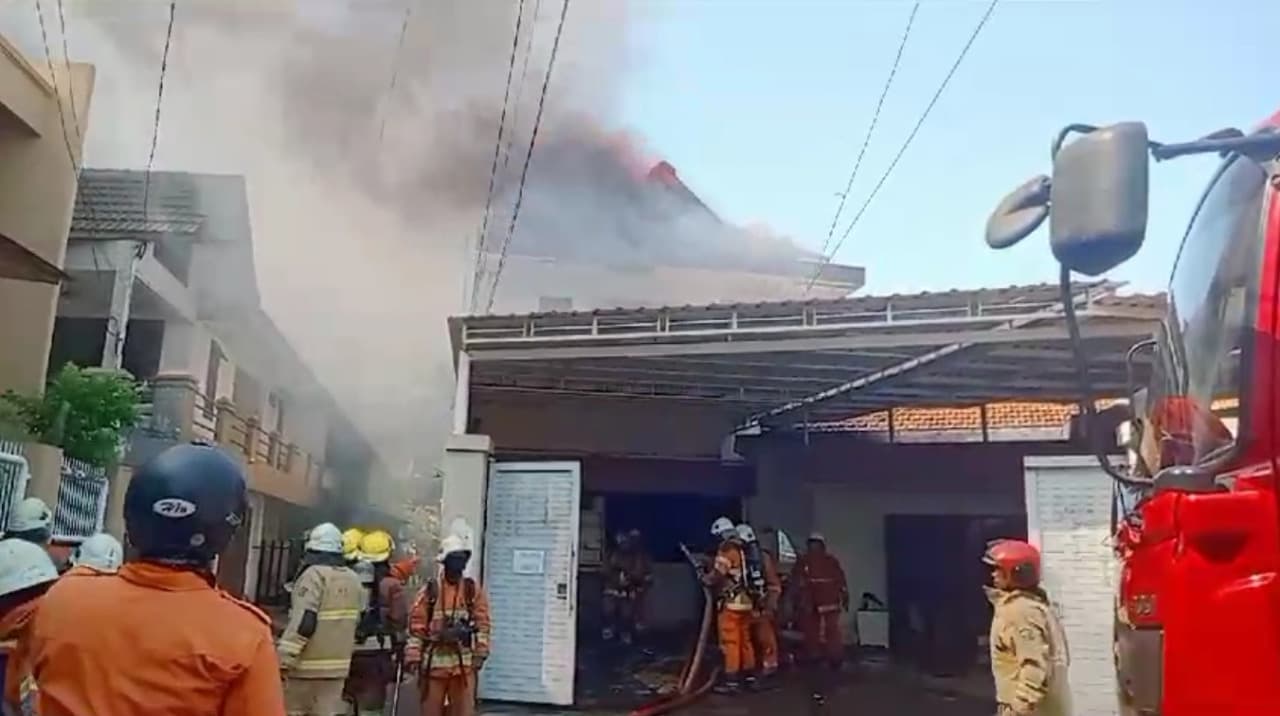 Rumah Dua Lantai di Jemursari Utara Terbakar