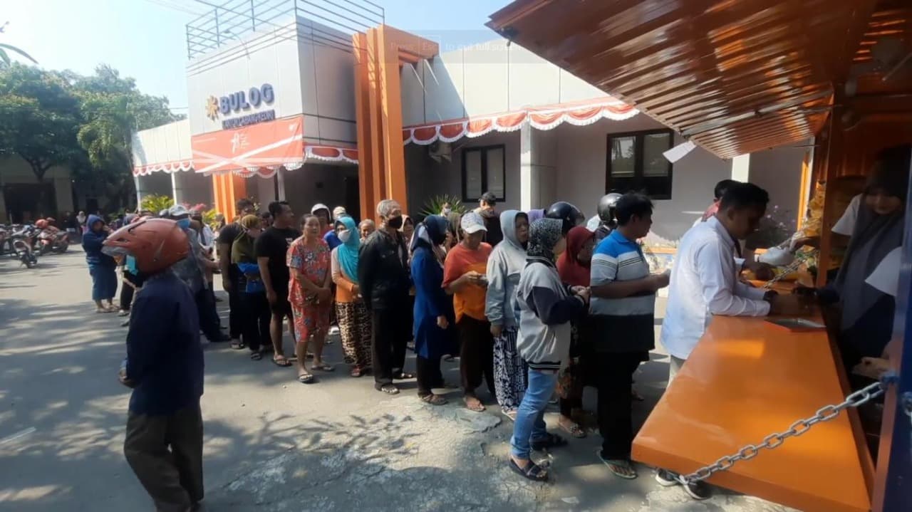 Harga Beras Mahal, Warga Serbu Pasar Murah Bulog