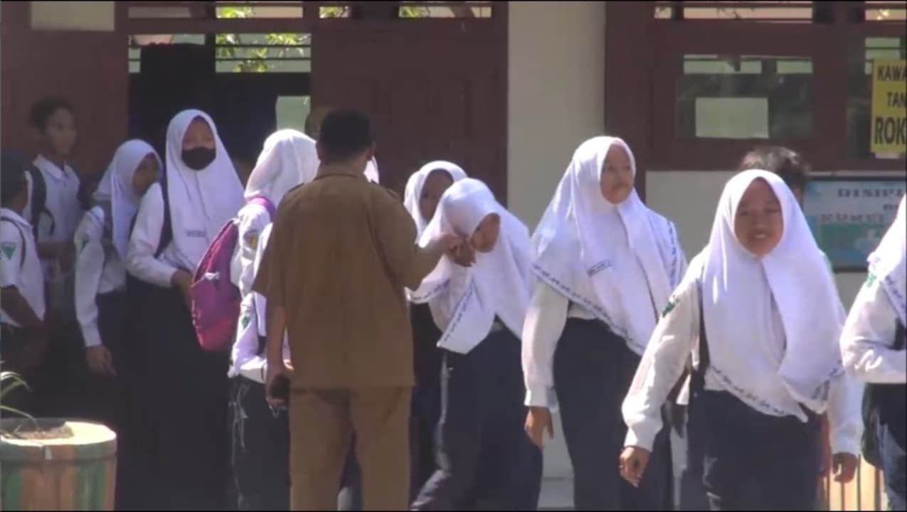 Gara-gara Tak Pakai Ciput, 19 Siswi SMP Negeri di Lamongan Dibotaki Guru