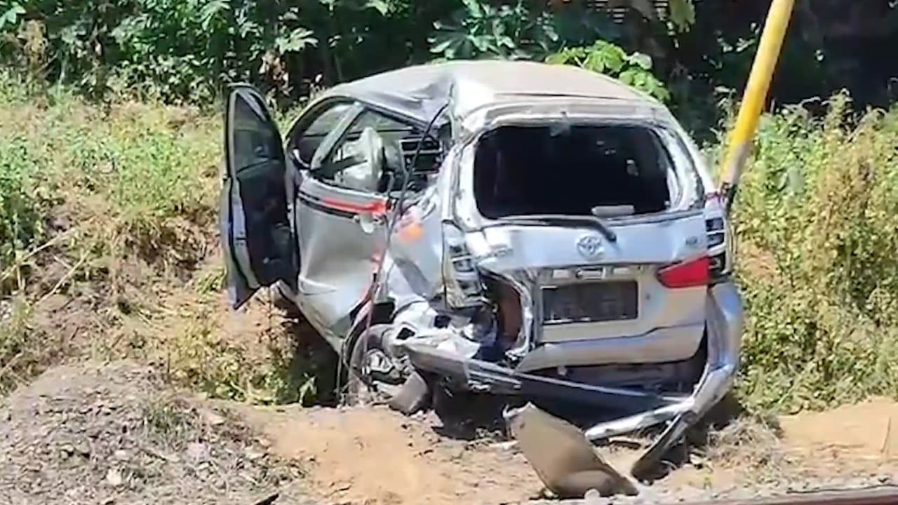 Toyota Avanza Tertabrak KA Pandanwangi, Pasutri di Banyuwangi Selamat