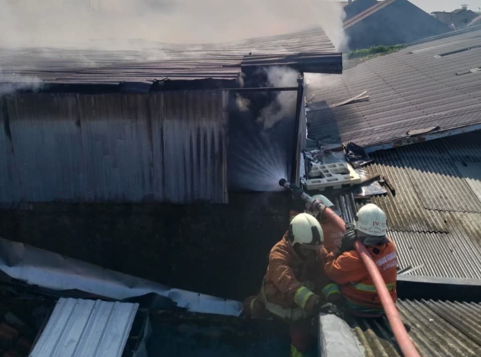 Gudang dan Mebel Kayu di Rungkut Terbakar, 1 Orang Terlukaa