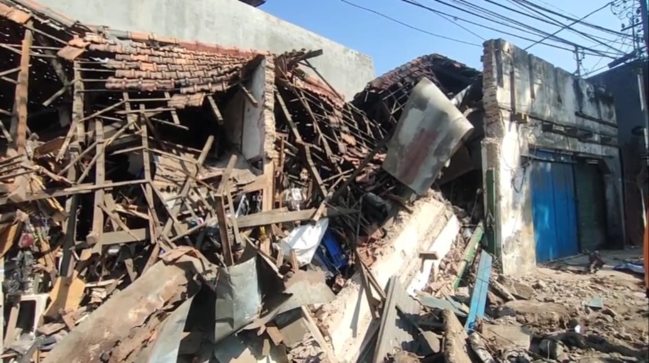 Diduga Terdampak Proyek Gorong-gorong, 3 Rumah Toko di Pasar Gembong Roboh