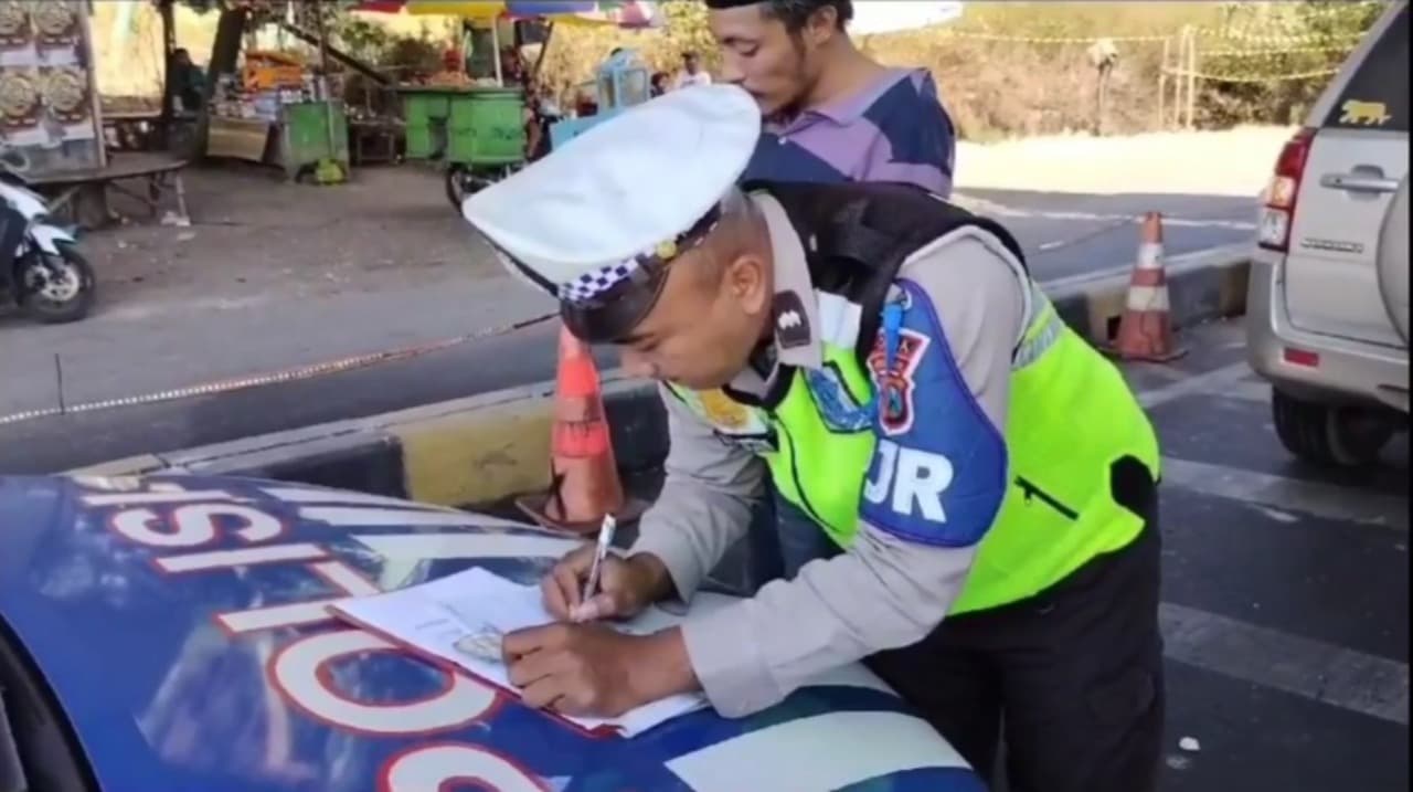 Tak Terima Ditilang, Pengemudi Mobil Cakar Polisi di Akses Suramadu