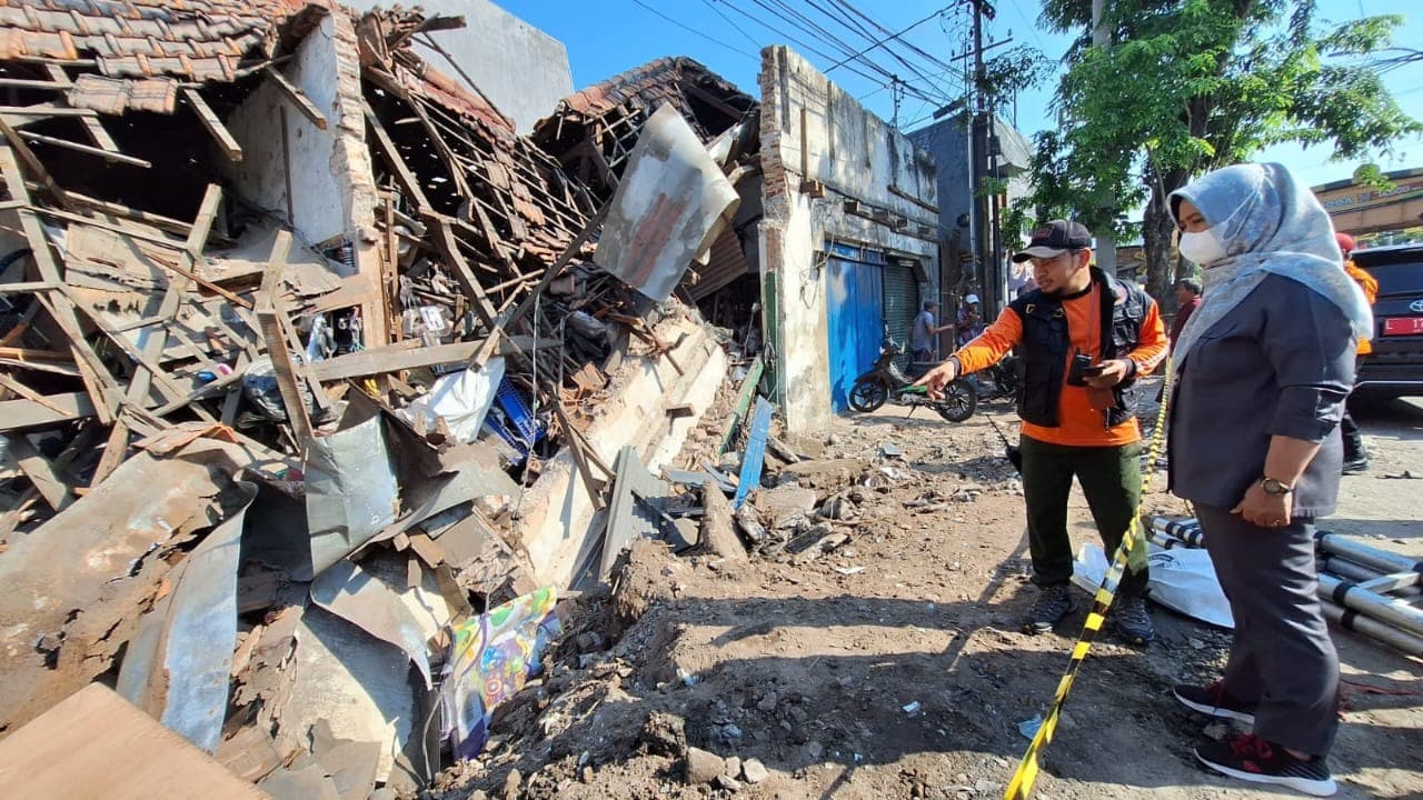 Rumah Ambruk di Pasar Gembong Akibat Tak Ada Pondasi, Pemkot Lakukan Evakuasi