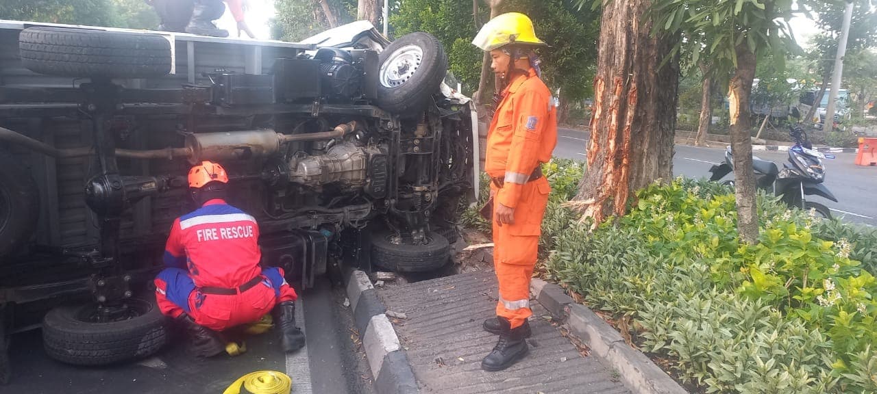 Hindari Pengendara Motor, Isuzu Traga Tabrak Pohon Hingga Terguling