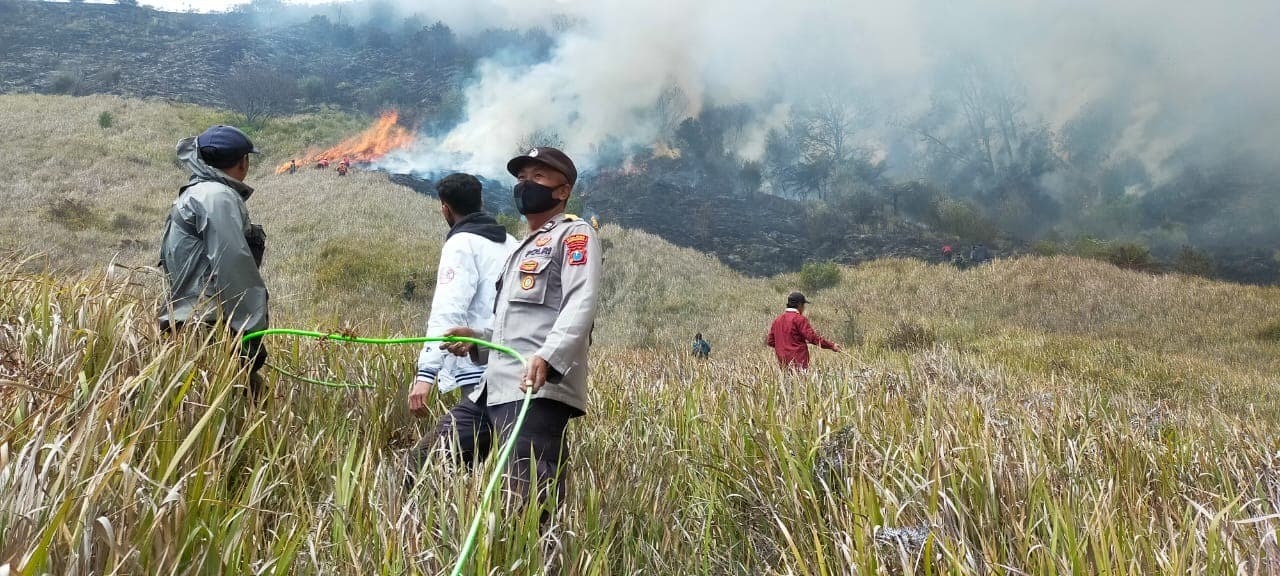 Bukit Teletubbies Bromo Terbakar Akibat Flare Foto Prewedding