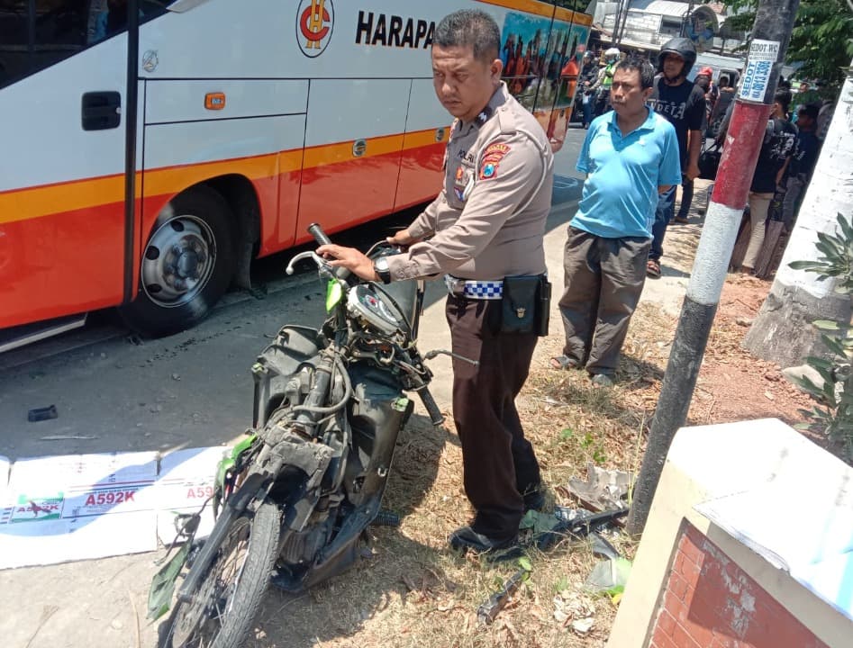 Pengendara Motor Tewas Usai Tabrak Bus Harapan Jaya di Jombang