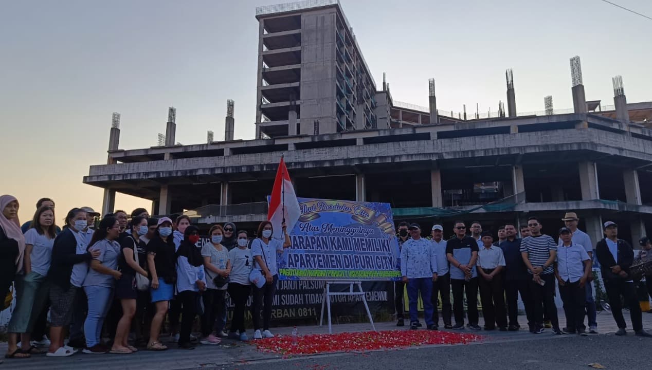 Tak Ada Kejelasan, Konsumen Apartemen Puri City Gelar Doa dan Tabur Bunga