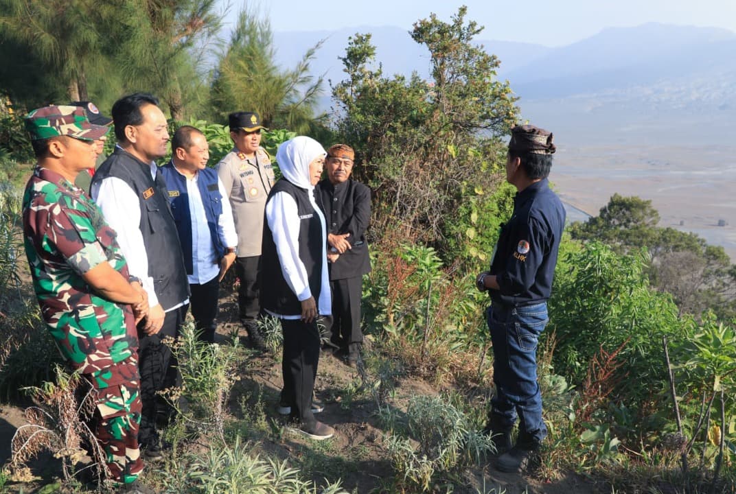 Tinjau Kebakaran di Bukit Teletubbies, Gubernur Khofifah Pastikan Lakukan Water Bombing