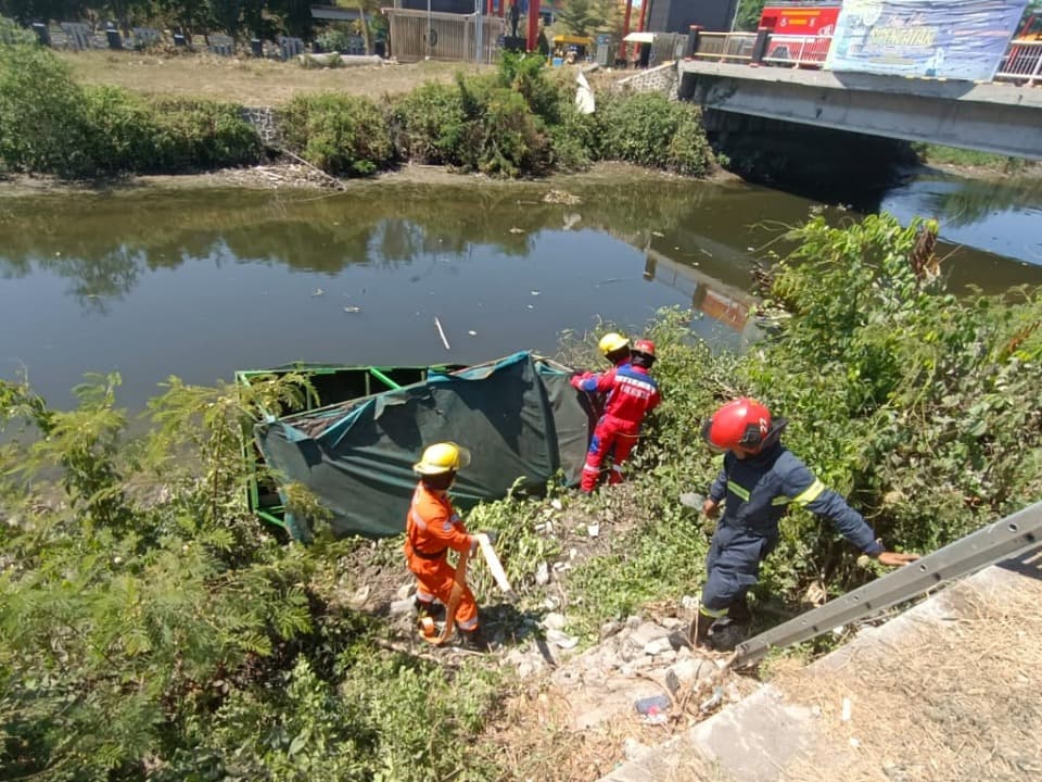 Odong-odong Nyemplung Sungai Gunung Anyar, 6 Orang Terluka