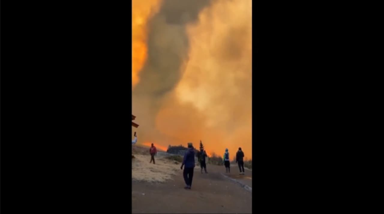 Fenomena Tornado Api Muncul di Bukit Teletubbies Bromo