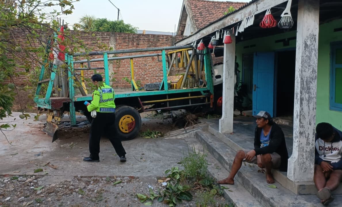 Truk Tabrak Pemotor Hingga Tewas Lalu Seruduk Rumah Warga