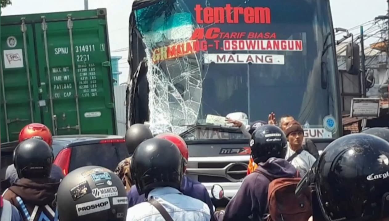 Bus Tentrem Tabrak Truk dan Pengendara Motor, 3 orang tewas