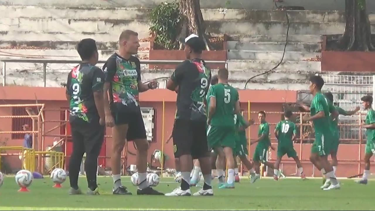 Tiba di Surabaya, Josep Gombau Langsung Pimpin Latihan Persebaya