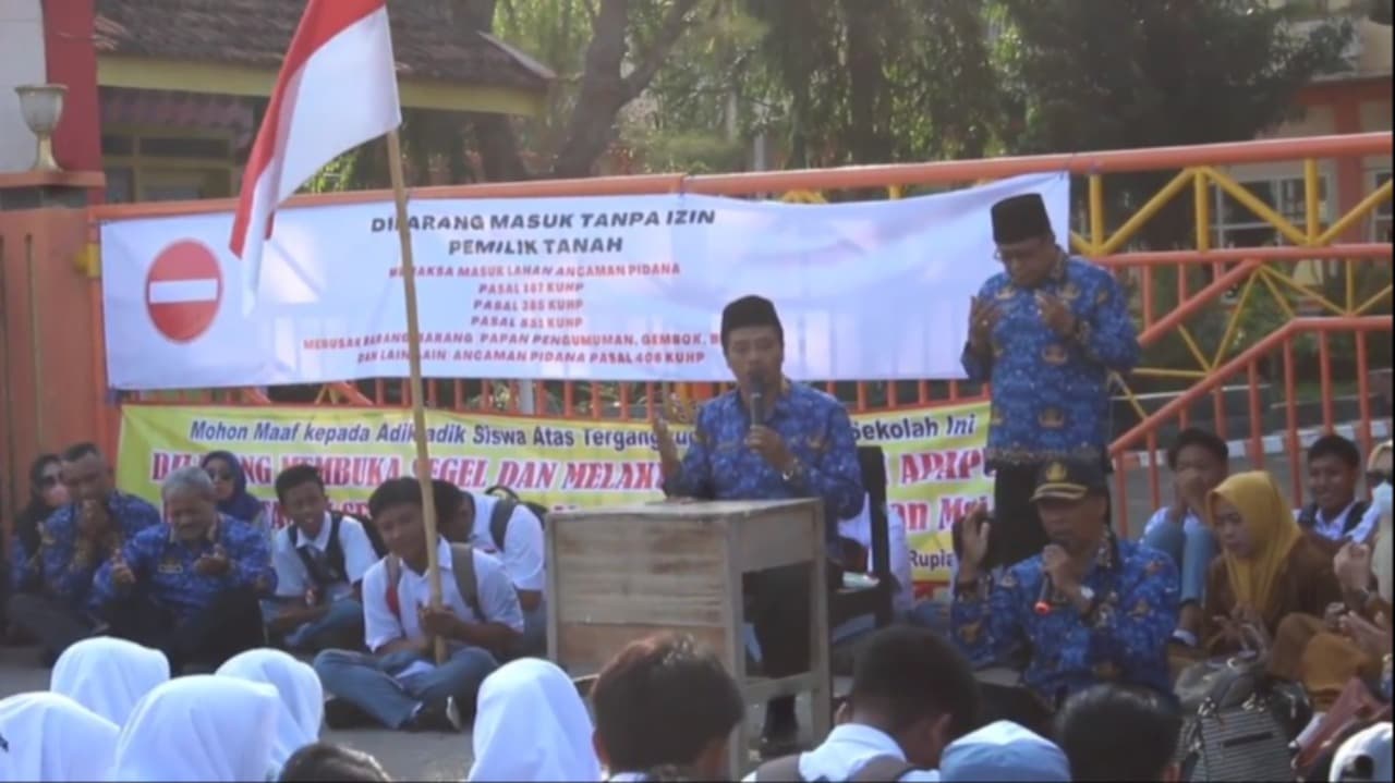 Sekolah Disegel, Ribuan Siswa SMK di Sumenep Gelar Doa Bersama