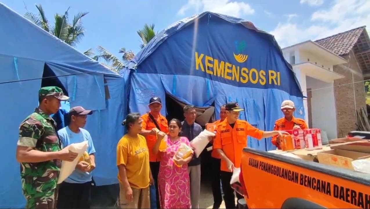 Pengungsi Korban Tanah Gerak di Ponorogo Terima Bantuan Beras