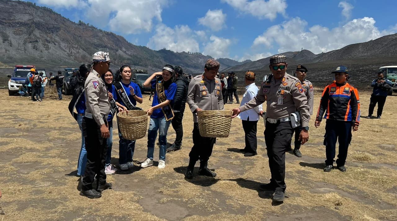 Kembali Dibuka, Petugas dan Relawan Bersih-bersih Kawasan Bromo