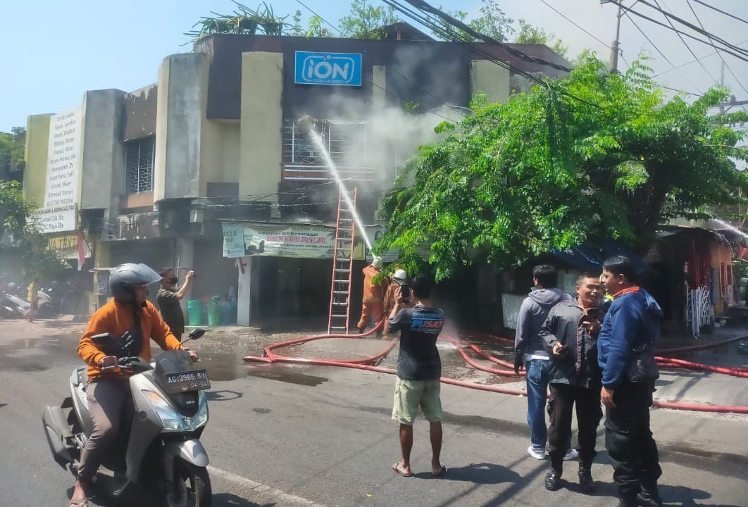 Laundry di Seberang Pasar Kapasan Surabaya Terbakar