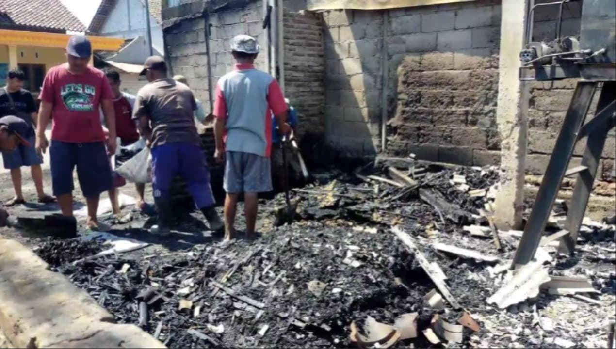Lupa Matikan Tungku, Pabrik Krupuk di Magetan Ludes Terbakar