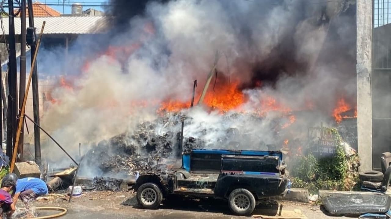 Akibat Percikan Las, Tumpukan Barang Bekas di Jalan Pandugo Terbakar