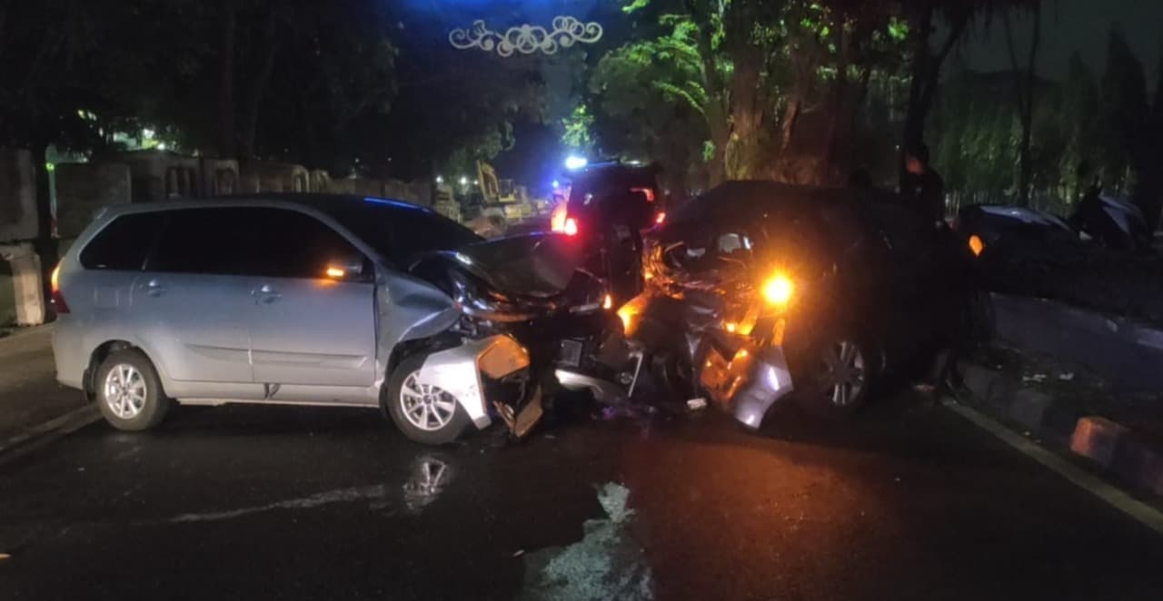 Kecelakaan Beruntun 3 Kendaraan di Jalan A. Yani, Mobil Avanza Terbakar