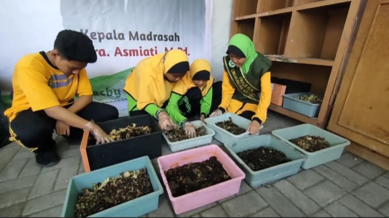 Siswa MTS Negeri 3 Surabaya Olah Limbah Sampah Jadi Pupuk Kompos dan Maggot BSF