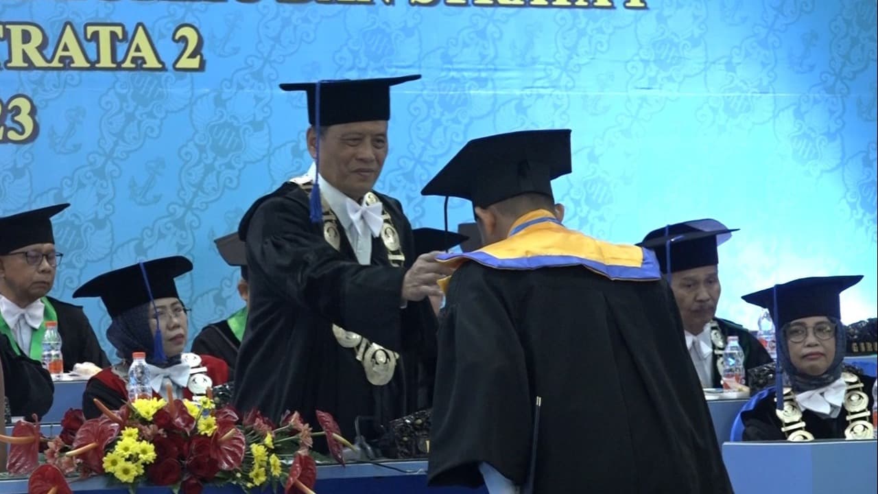 395 Wisudawan Baru Dikukuhkan Rektor Universitas Hang Tuah Surabaya